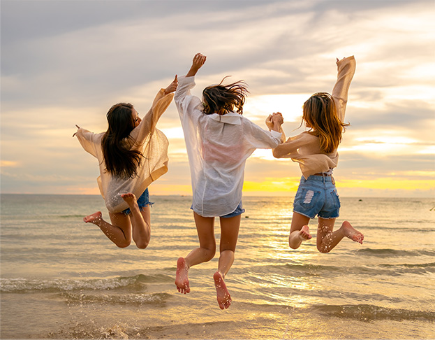 Freundinnen am Strand Lebensfreude
